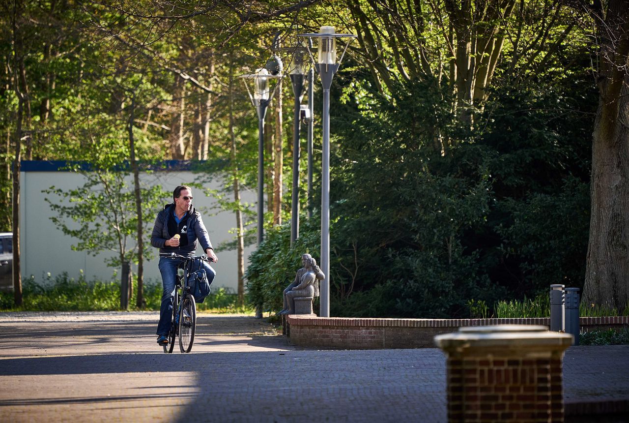Premier Mark Rutte (VVD) komt eerder dit jaar op de fiets aan bij het Catshuis voor overleg over de coronaciris.