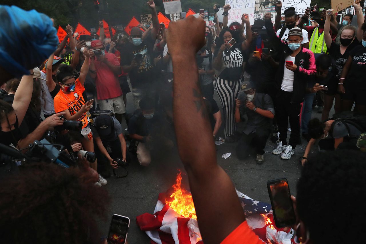 Demonstranten in een Black Lives Matter-protest verbranden een Amerikaanse vlag in Washington, afgelopen 4 juli.