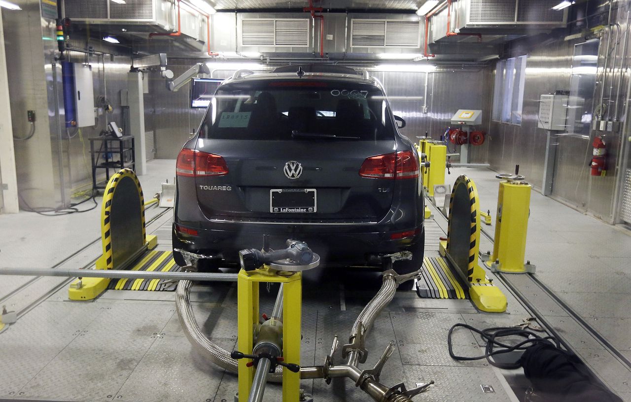 De uitstoot van een Volkswagen Touareg wordt getest.