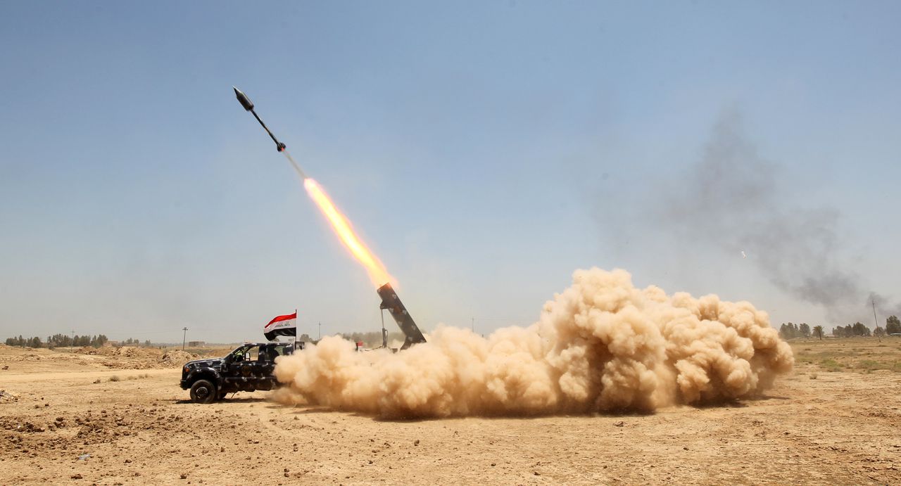 Pro-regeringstroepen vuren een raket af in de strijd om Fallujah.
