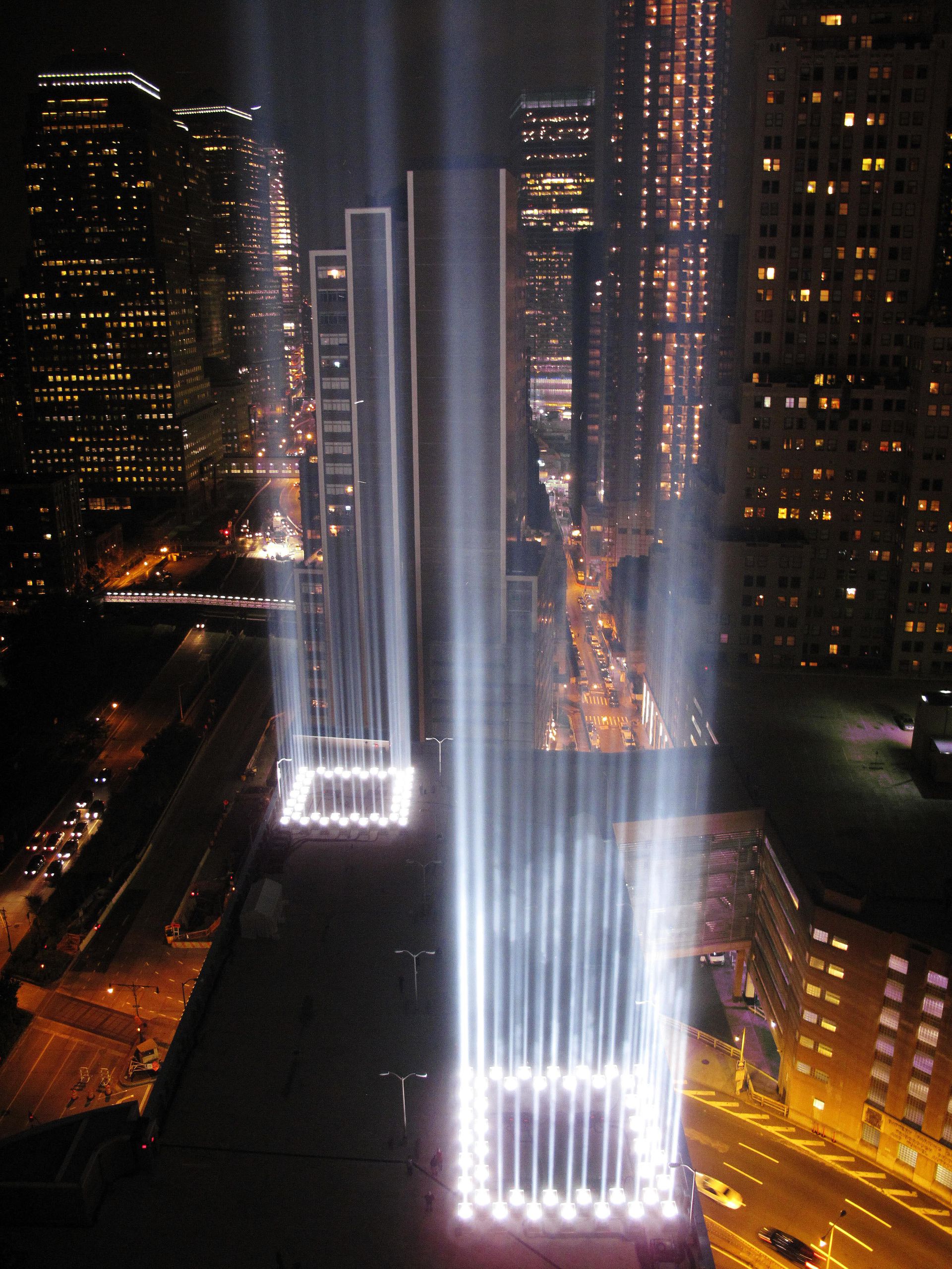 на месте башен близнецов в нью йорке построили мемориал