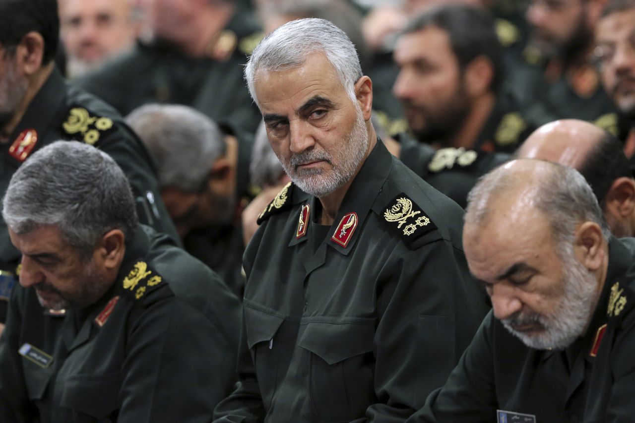 De Iraanse generaal Qassem Soleimani (midden), hoofd van de Al Quds-brigade van de Revolutionaire Garde, in Teheran in 2016.