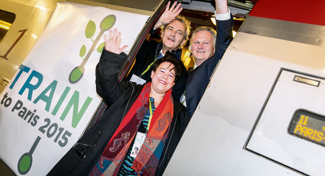 NS-topman Roger van Boxtel (links) reisde in november met staatssecretaris Sharon Dijksma en ProRail-topman Pier Eringa per trein naar de klimaattop in Parijs.