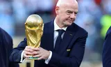 FIFA-baas Gianni Infantino met de WK-beker na de WK-finale tussen Spanje en Argentinië.