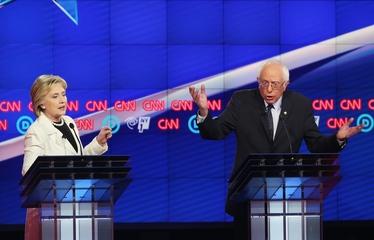 De Democratische kandidaten Hillary Clinton en Bernie Sanders tijdens het tv-debat van CNN.