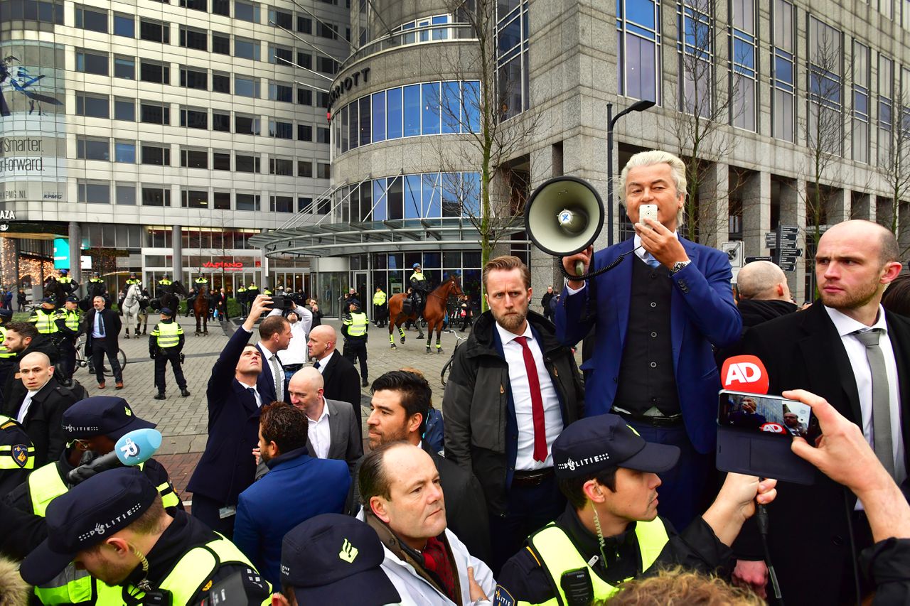 Geert Wilders spreekt de menigte toe tijdens de demonstratie van de PVV tegen het beleid van kabinet Rutte III, islamisering en discriminatie van Nederlanders.
