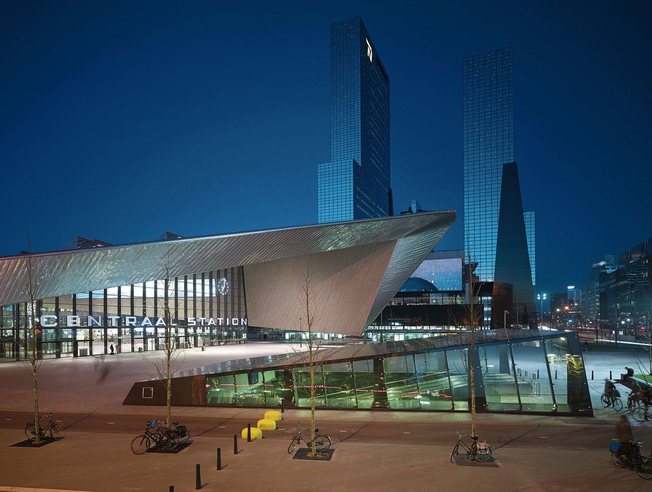 Het nieuwe stationsplein in Rotterdam op vrijdagavond 8 maart 2014.