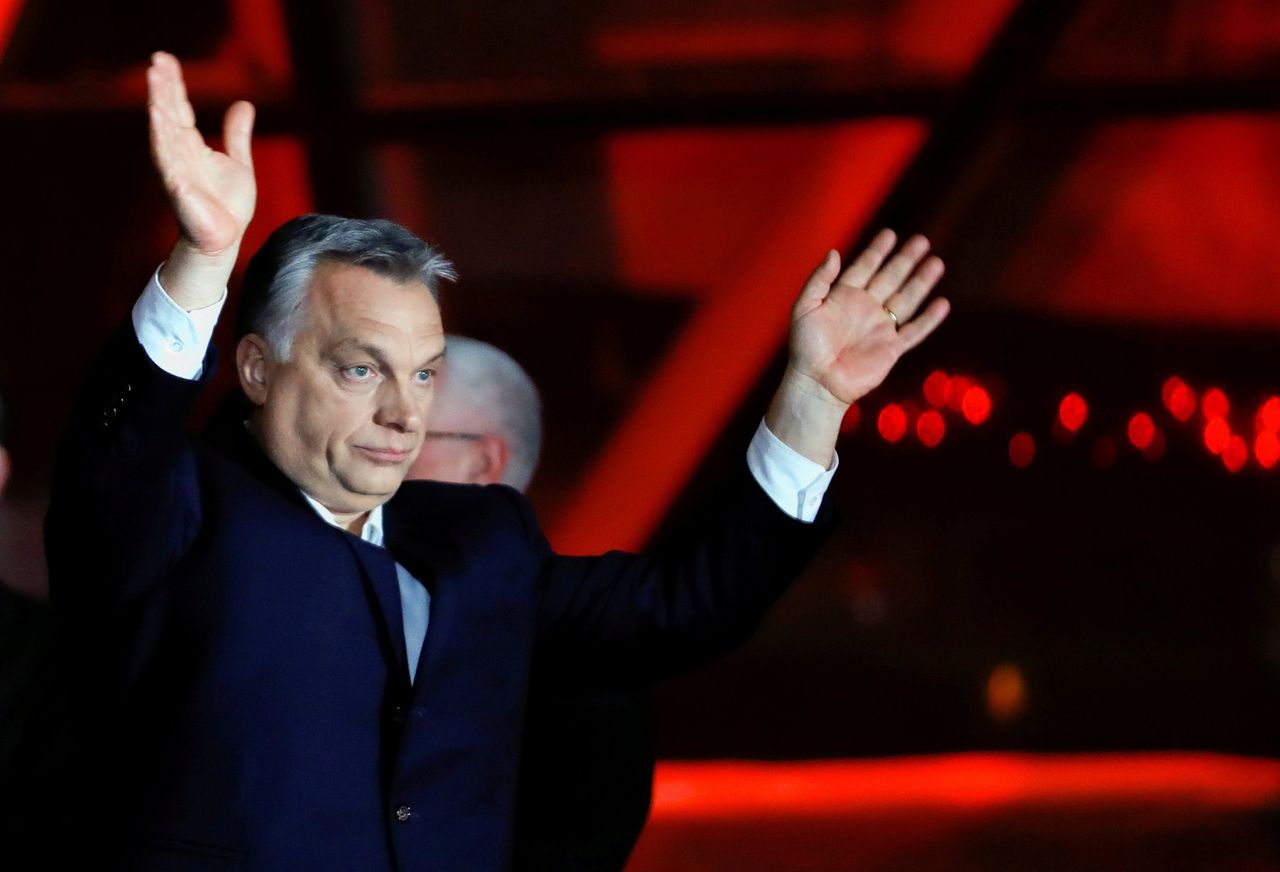 De Hongaarse premier Viktor Orban spreekt zijn supporters toe na zijn winst.