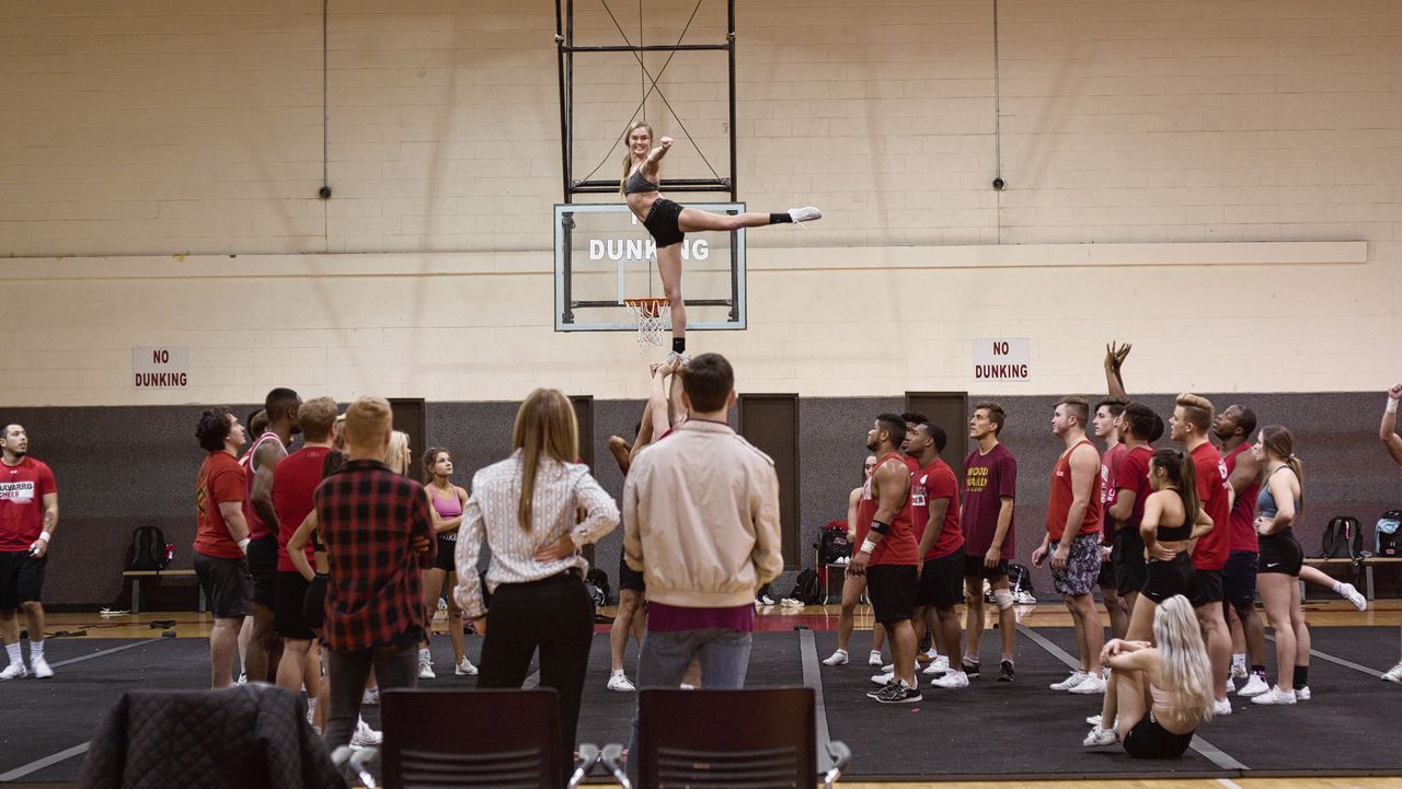 De cheerleaders van Navarro in een scène uit het tweede seizoen van de Netflix-serie Cheer.