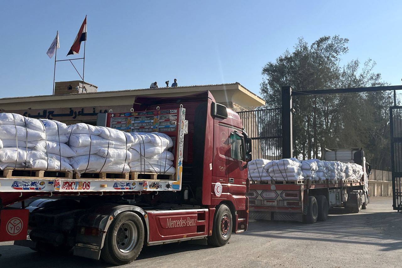 ‘Elke dag is een stroom vrachtwagens nodig’: hulporganisaties kritisch over voedseldroppings boven Gaza