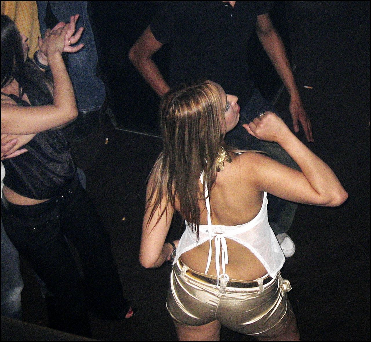 Bezoekers van een nachtclub in Marrakech, populair bij toeristen die op zoek zijn naar prostituees.