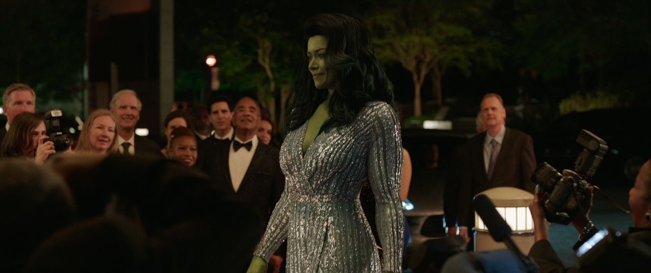 Tatiana Maslany als advocate Jennifer Walters in She-Hulk: Attorney at Law.
