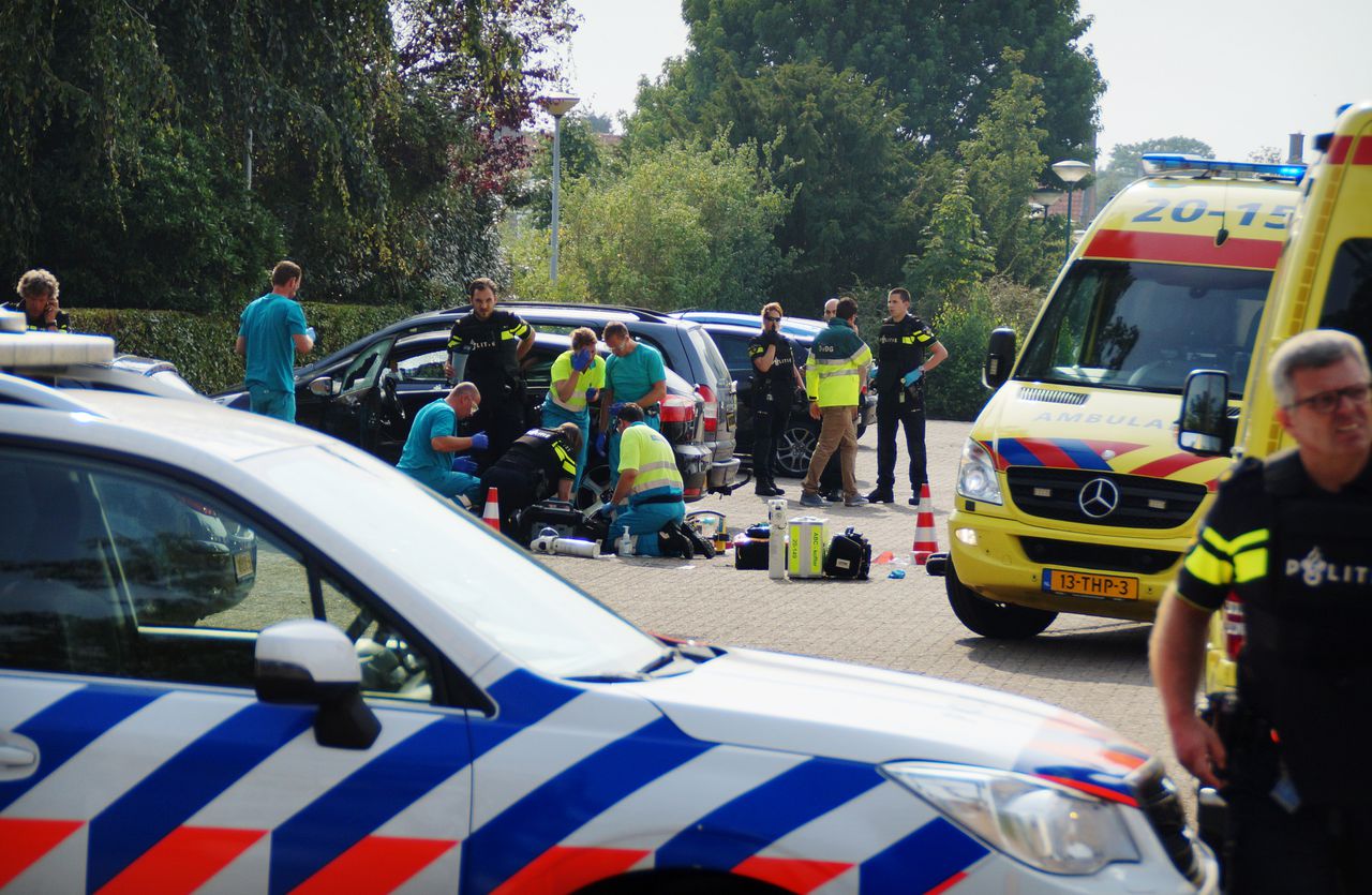 Hulpverleners op de parkeerplaats van het TweeSteden ziekenhuis in Waalwijk.