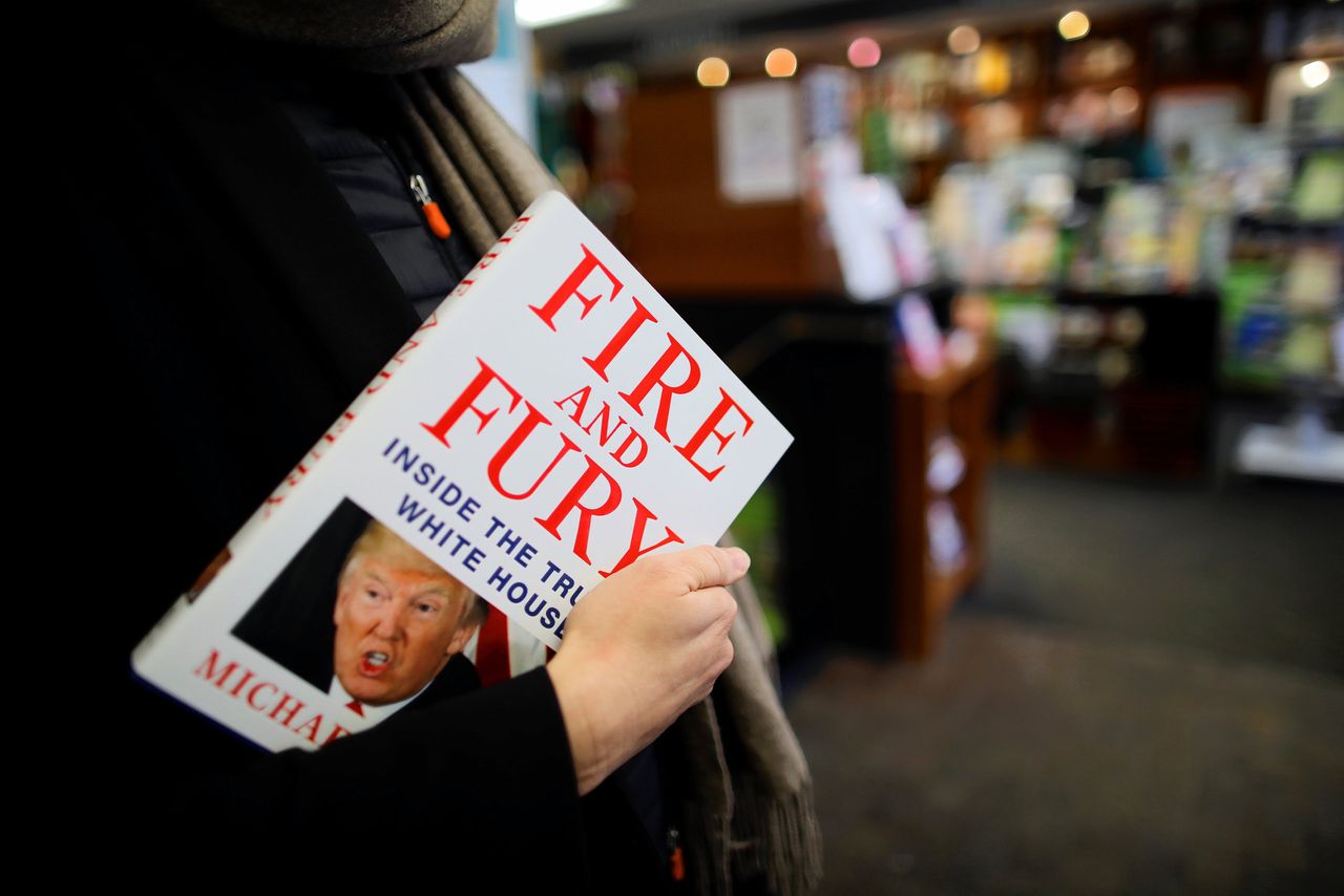 Ondanks de kou stonden Amerikanen in de rij voor Fire and Fury, het nieuwste boek over president Trump.