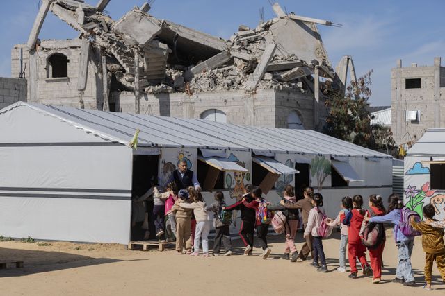 Studenten in de rij bij een klaslokaal van de Academy of Hope in Deir a–Balah in Gaza, een initiatief van David Hasan.
