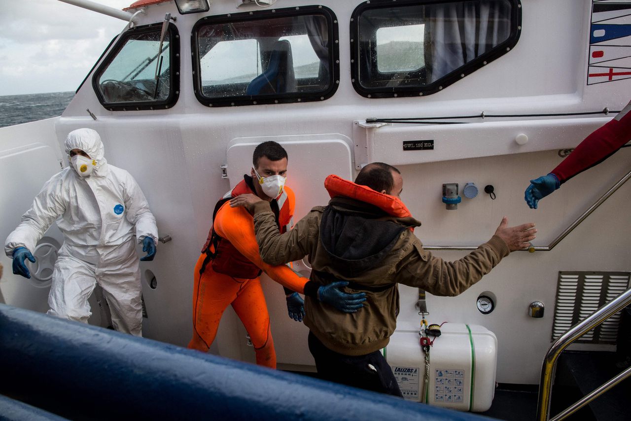 Een migrant wordt aan boord geholpen van het reddingsschip Sea-Watch 3.