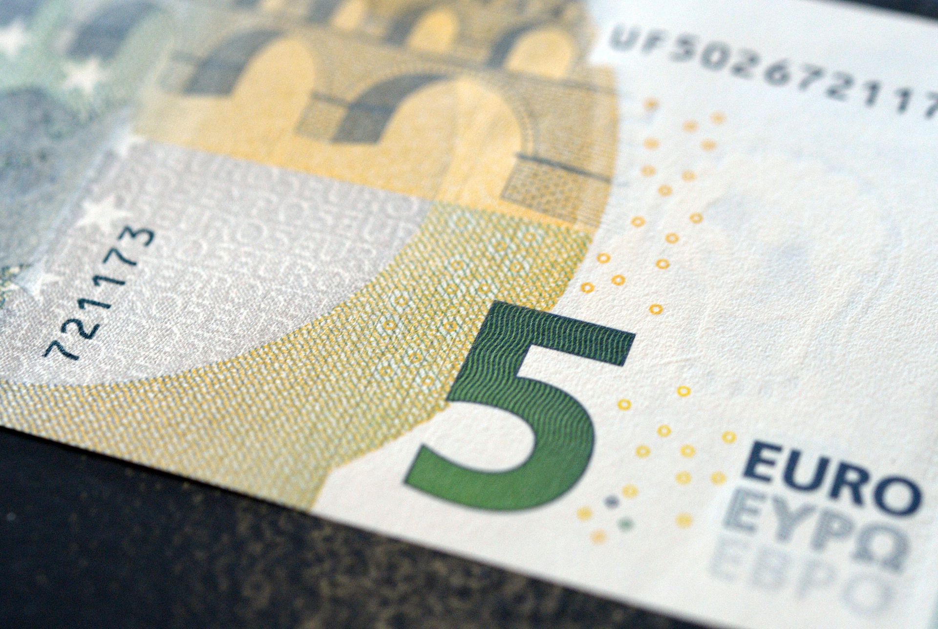 het-5-eurobiljet-is-vanaf-nu-anders-vergelijk-oud-en-nieuw-nrc