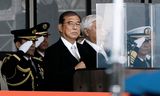 Shigeru Ishiba, premier van Japan, hoopt ondanks de slechte verkiezingsresultaten voor zijn partij maandag opnieuw aangewezen te worden als premier. Zaterdag inspecteerde hij troepen in Camp Asaka, bij Tokio. Koji Harada / Kyodo News via AP  