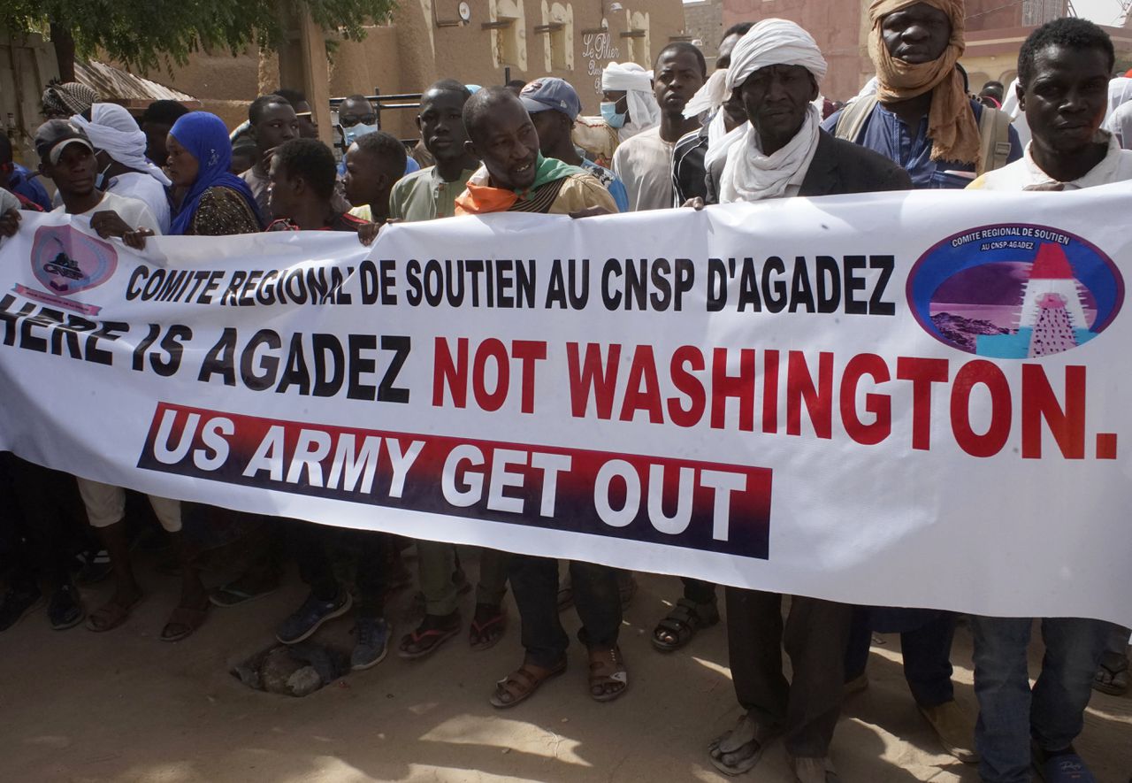 Amerikaanse en Russische militairen zitten elkaar op de lip: verblijven tegelijk op vliegveld in Niger 
