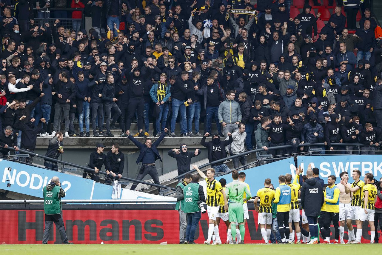 De tribune met hossende Vitesse-supporters bezwijkt na de Eredivisiewedstrijd tussen NEC en Vitesse in De Goffert op 17 oktober.