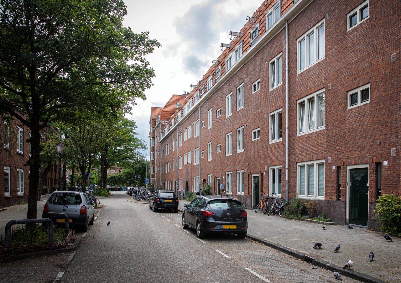 Door de verkoop van sociale huurwoningen verandert Amsterdam. ‘Alle armen worden de stad uit gedrukt’ 