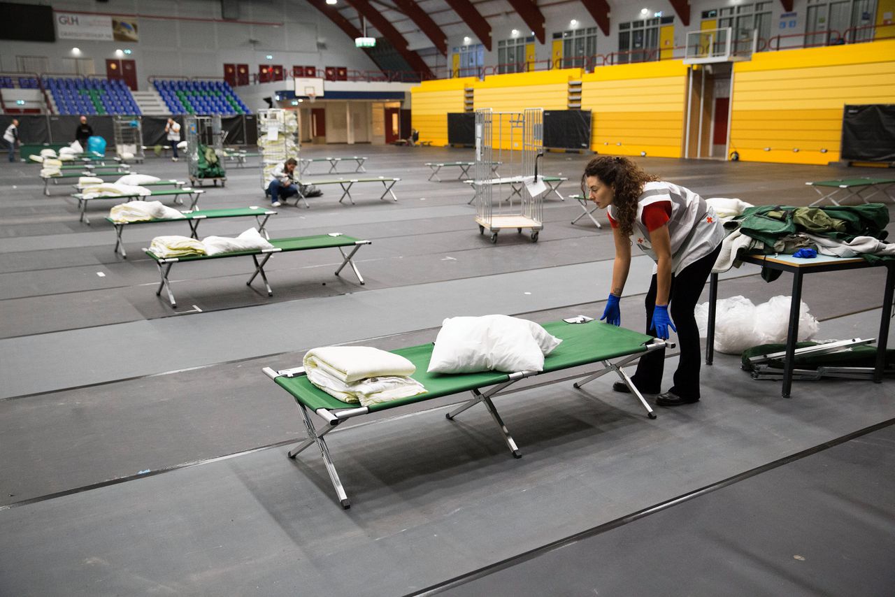 In Amsterdam zijn de Sporthallen Zuid opvangplekken voor dak- en thuislozen geworden voor 75 personen die niet bij hun reguliere opvang terecht kunnen vanwege het coronavirus.