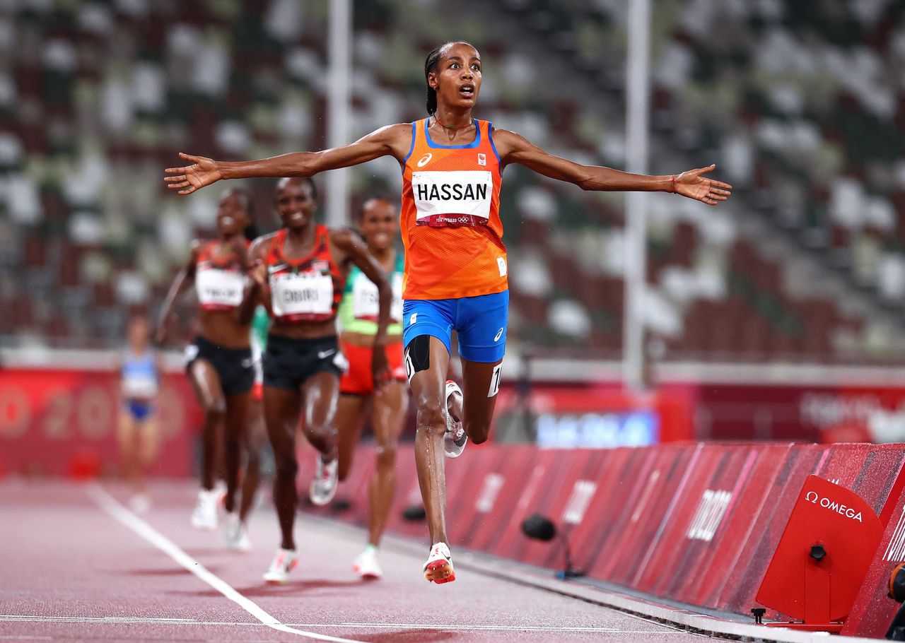Sifan Hassan komt over de finish op de 5.000 meter en pakt haar eerste gouden olympische medaille.