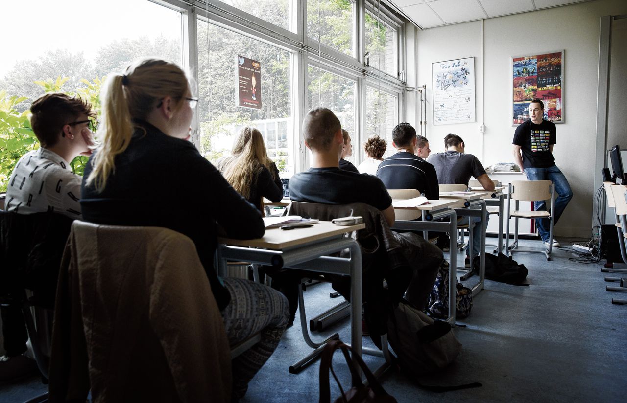 Leerlingen van de Charles de Foucauld Mavo in Spijkenisse nemen deel aan een examentraining.