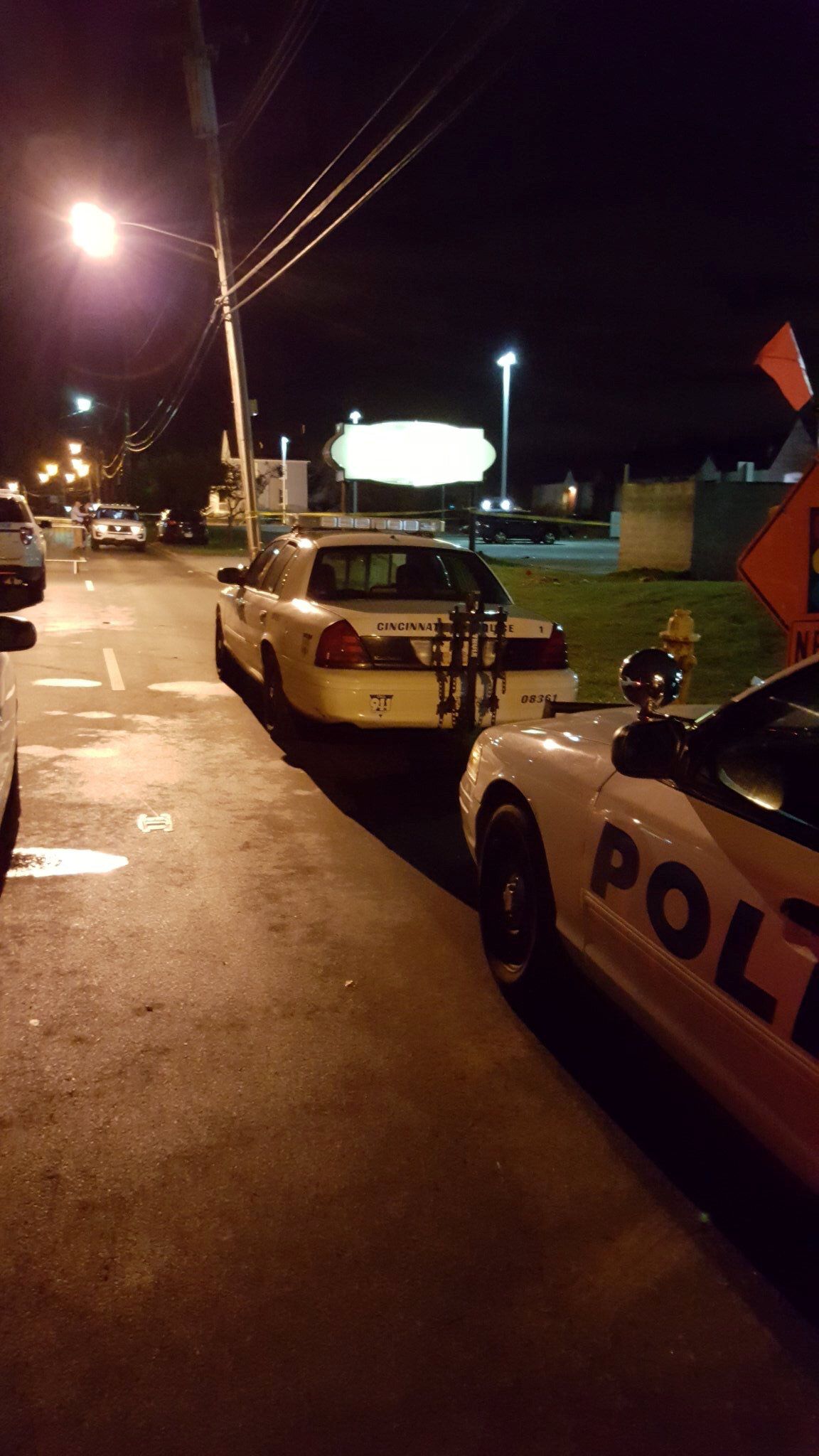 Politieauto's bij de nachtclub.