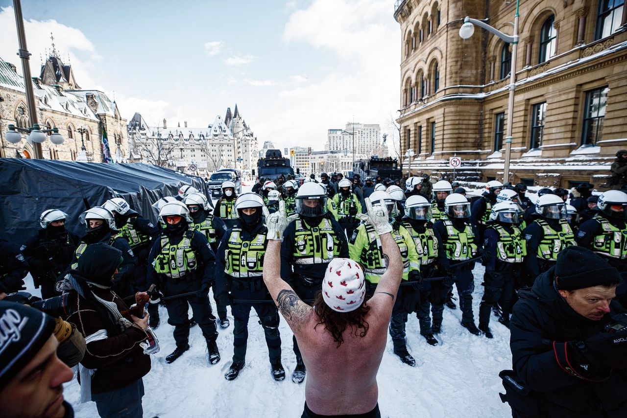 Agenten treden op tegen een protest voor het parlement in Ottawa.