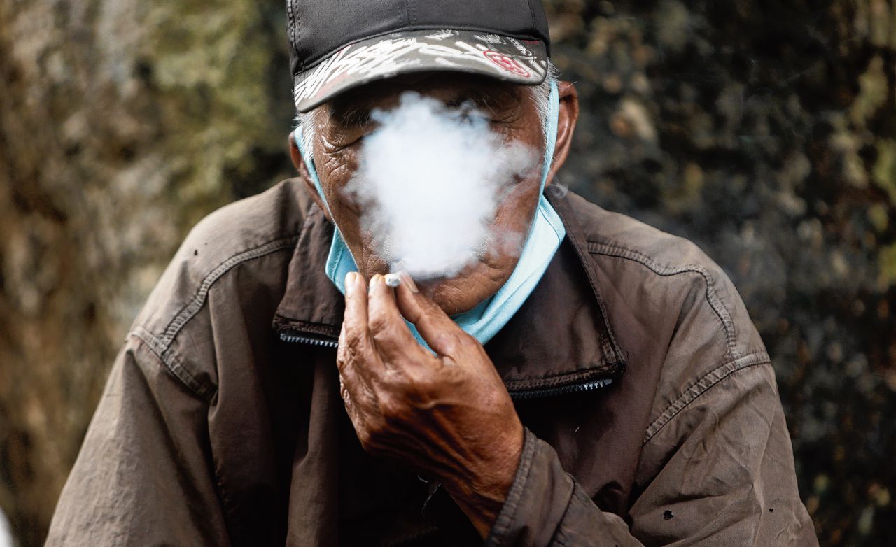 Ahmad, een 80-jarige inwoner van Jakarta, rookt sinds z’n 19de. Indonesië behoort tot de landen met de meeste rokers. Ontwikkelingslanden zijn een groeimarkt voor de tabaksindustrie.