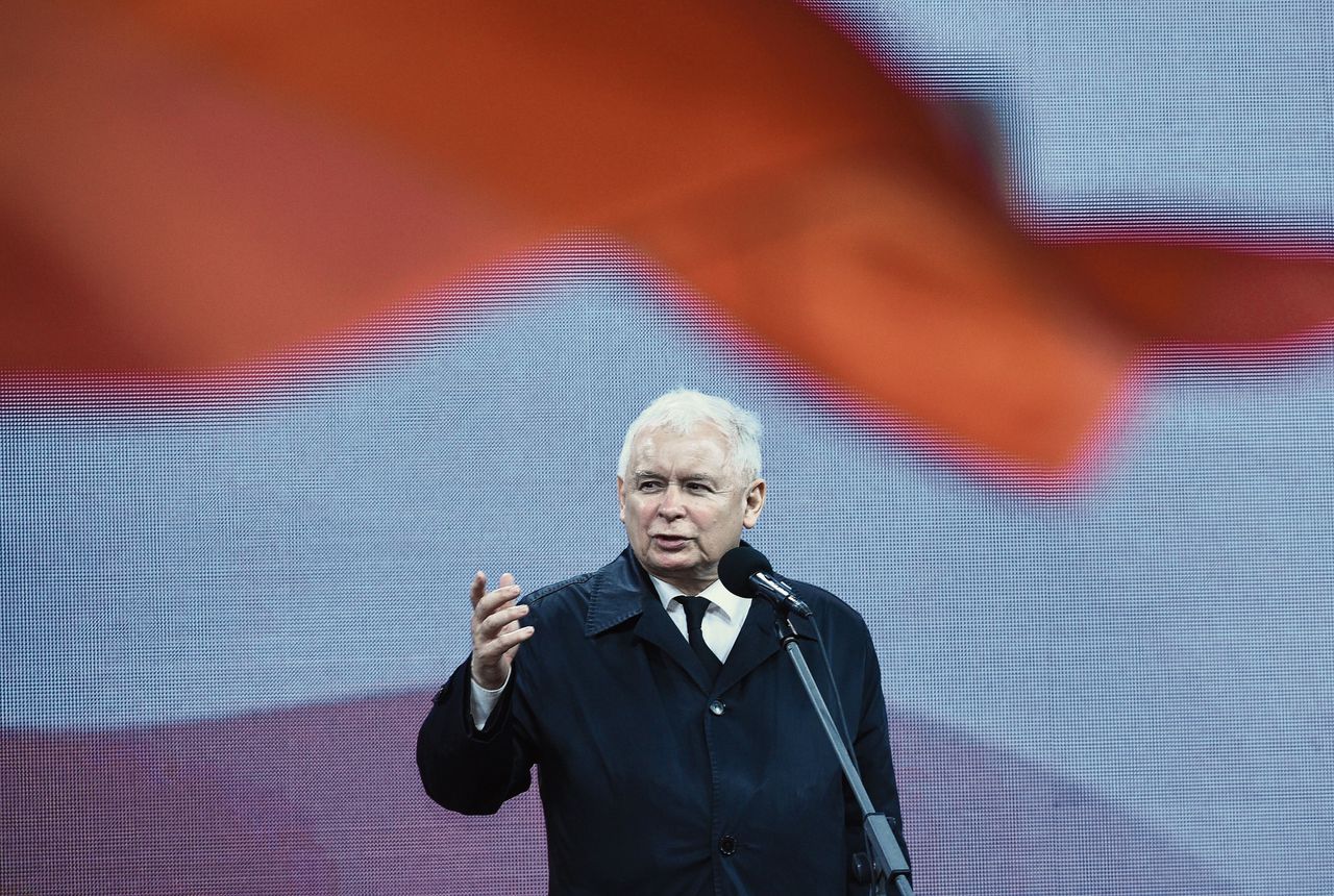 Jaroslaw Kaczynski, leider van regeringspartij PiS, bij de herdenking, op 10 april 2017, van de crash van het presidentiële vliegtuig waarbij zijn tweelingbroer zeven jaar geleden omkwam.