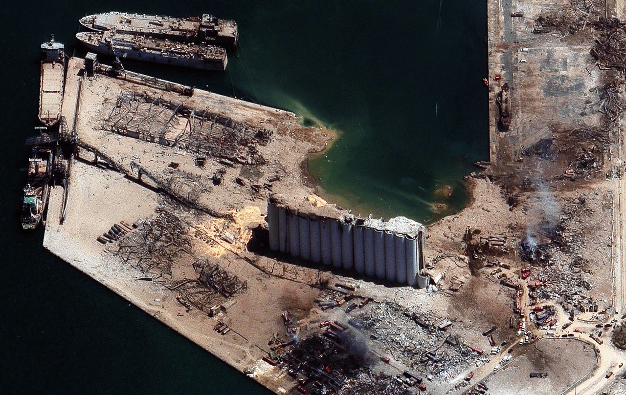 De verwoeste haven van Beiroet woensdag, een dag na de reusachtige explosie van 2.750 ton ammoniumnitraat.