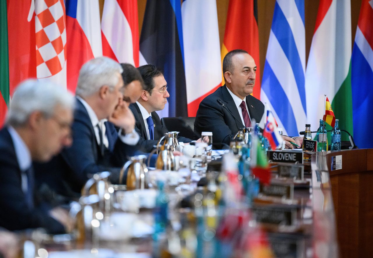 De Turkse buitenlandminister Mevlüt Cavusoglu tijdens de bijeenkomst van NAVO-buitenlandministers in Berlijn.