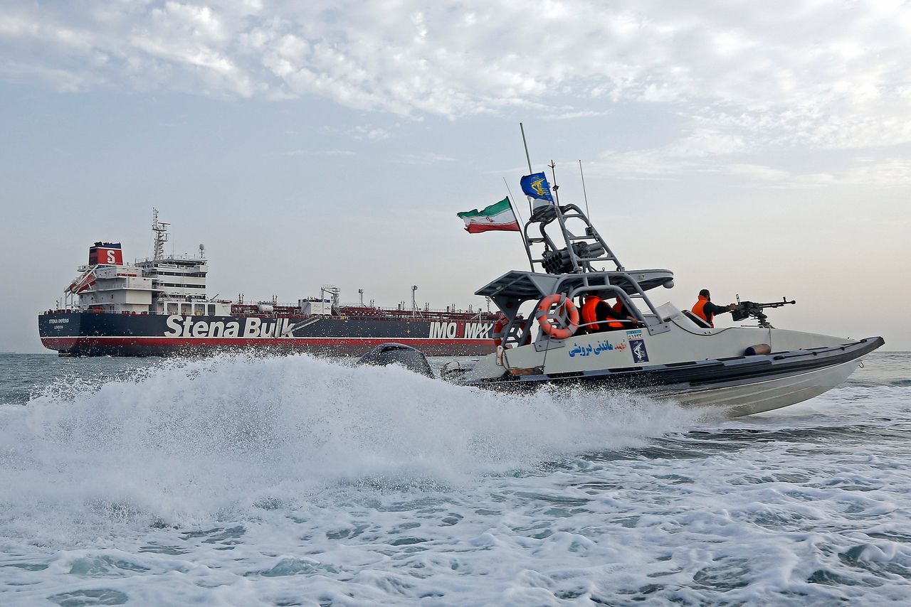 Een boot van de Iraanse Revolutionaire Garde cirkelt rondom de Stena Impero.