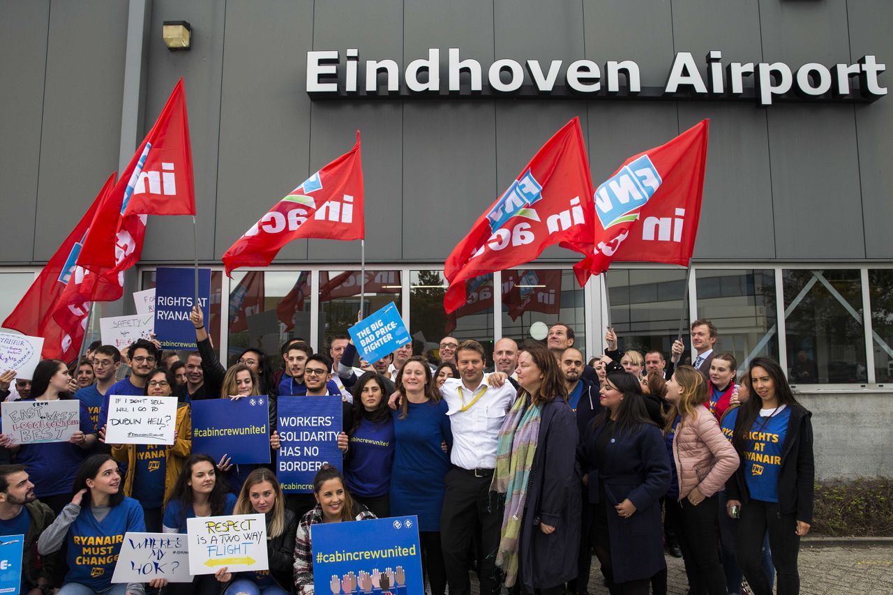 Cabinepersoneel en piloten van Ryanair staken op vliegveld Eindhoven voor betere arbeidsomstandigheden en meer loon.