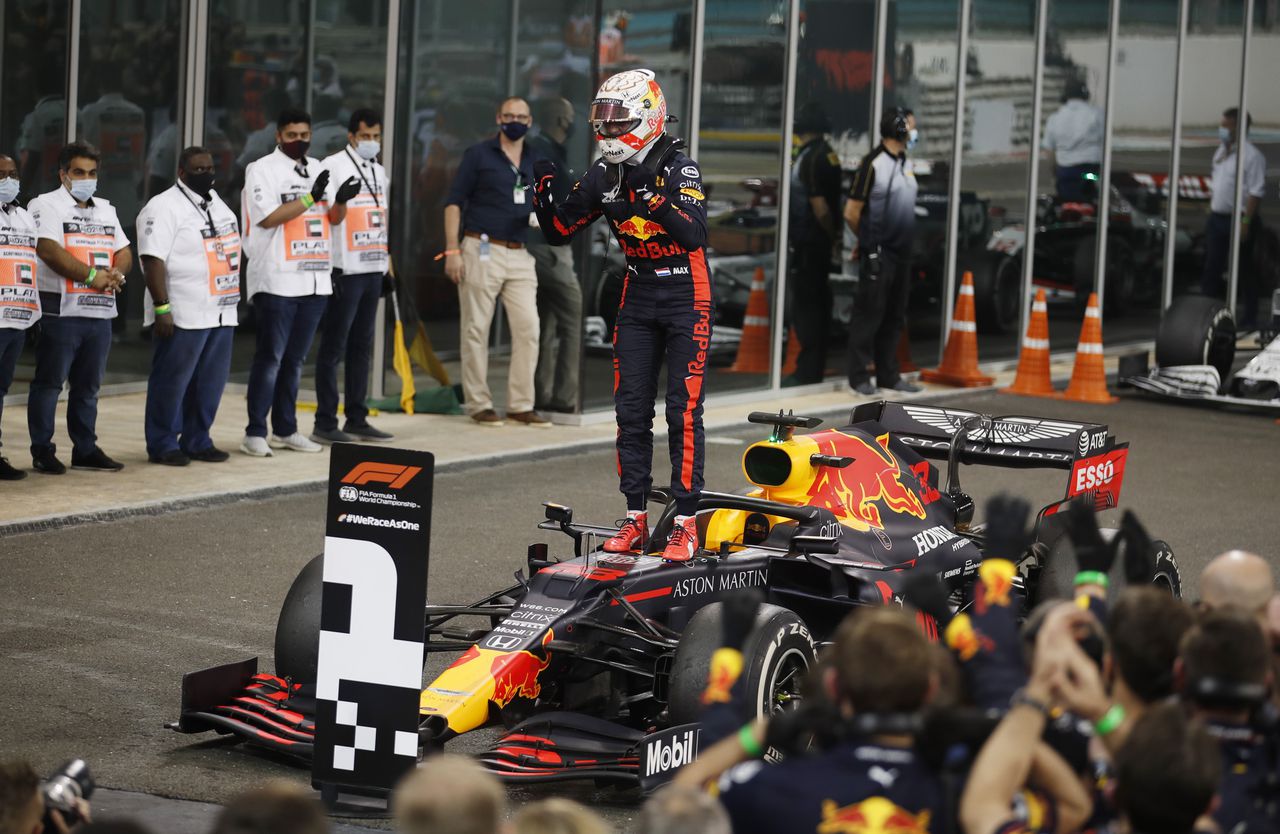 Max Verstappen viert zijn overwinning in Abu Dhabi.
