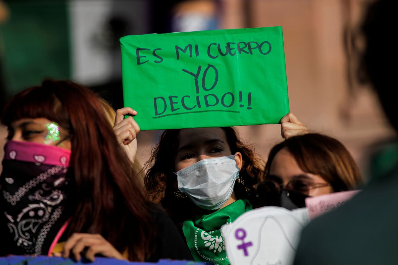 Een Mexicaanse houdt een protestbord omhoog met de tekst ‘Het is mijn lichaam. Ik beslis!!’, tijdens een betoging voor het Hooggerechtshof dat dinsdag besloot dat abortus niet strafrechtelijk vervolgd kan worden.