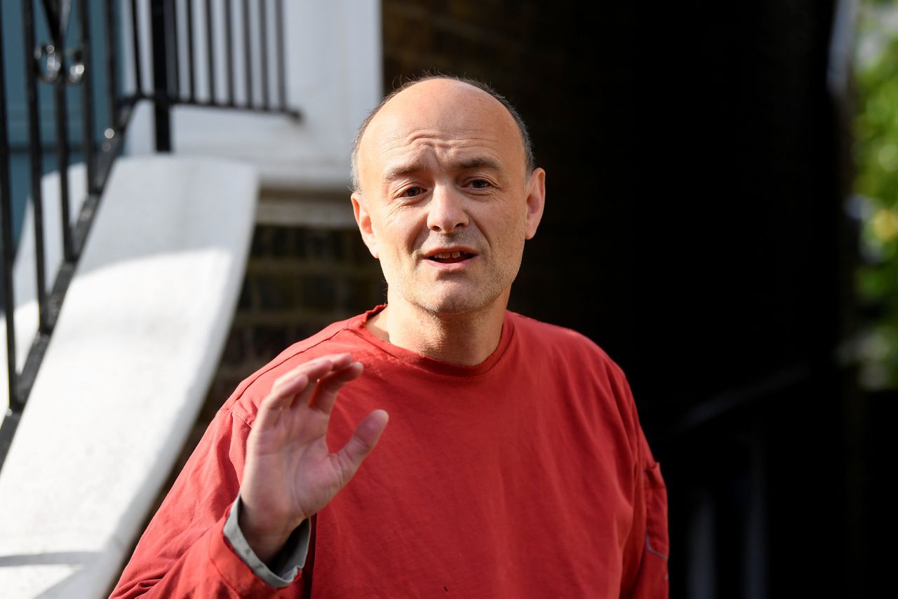 Dominic Cummings spreekt in mei voor zijn huis in Londen tegen de pers.