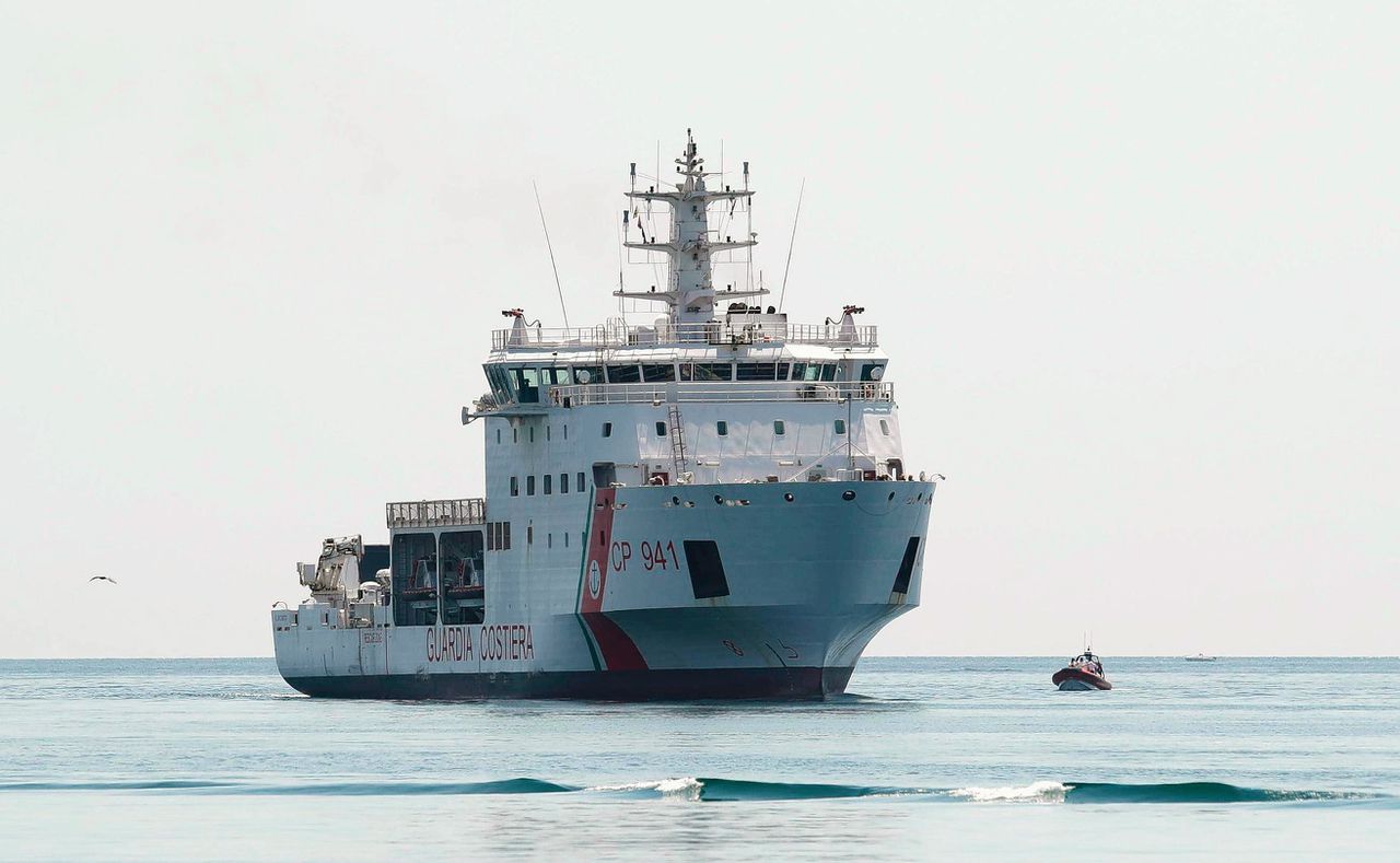 Italië laat kustwachtschip met migranten toch aanmeren 