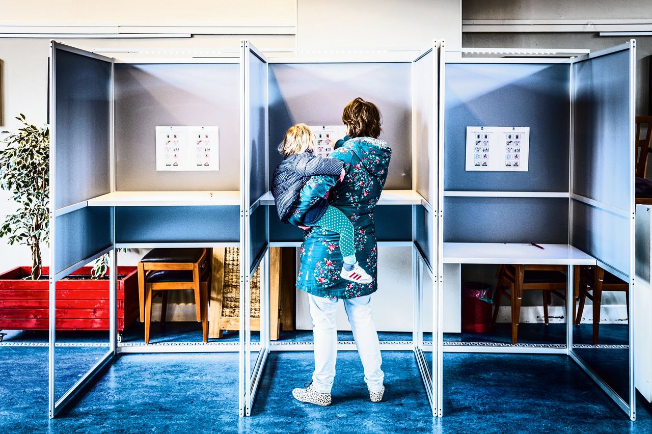 Een vrouw brengt in Groningen haar stem uit tijdens het Oekraïne-referendum april vorig jaar.