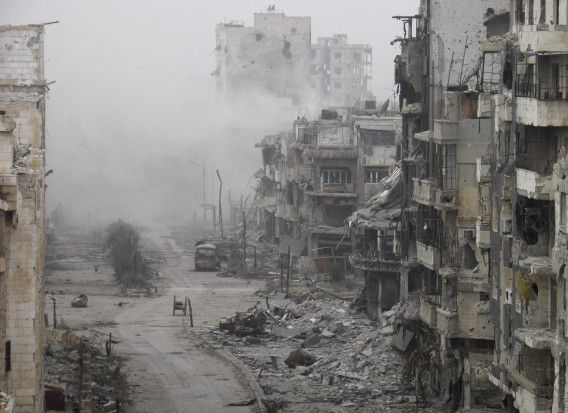 Rook stijgt op na een aanval op een wijk in de Syrische stad Homs op 15 januari. Volgens activisten ging het om beschietingen van troepen loyaal aan president Assad.