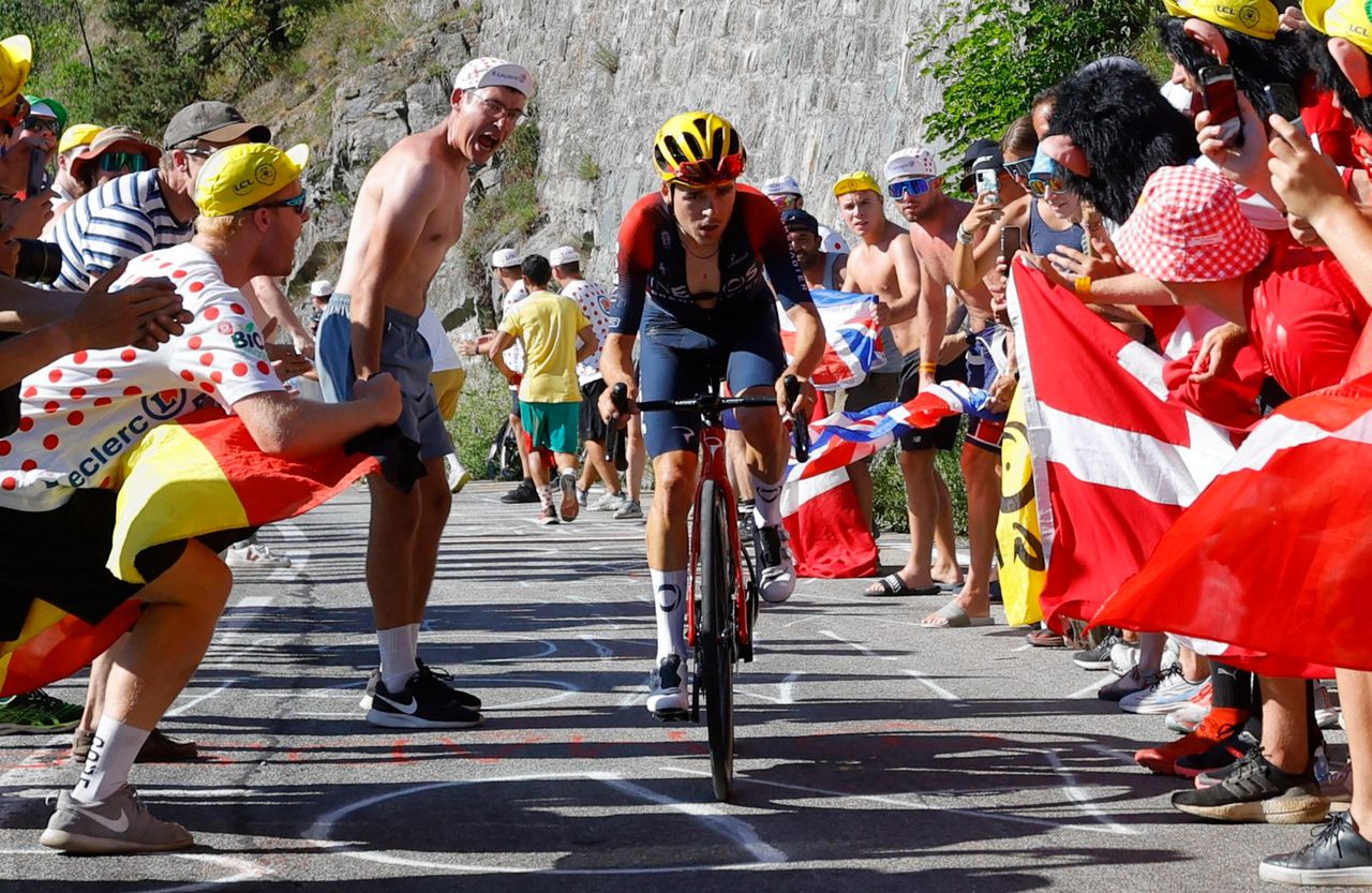 Vingegaard pareert aanvallen Pogacar in etappe naar Alpe d’Huez, Pidcock pakt ritzege 