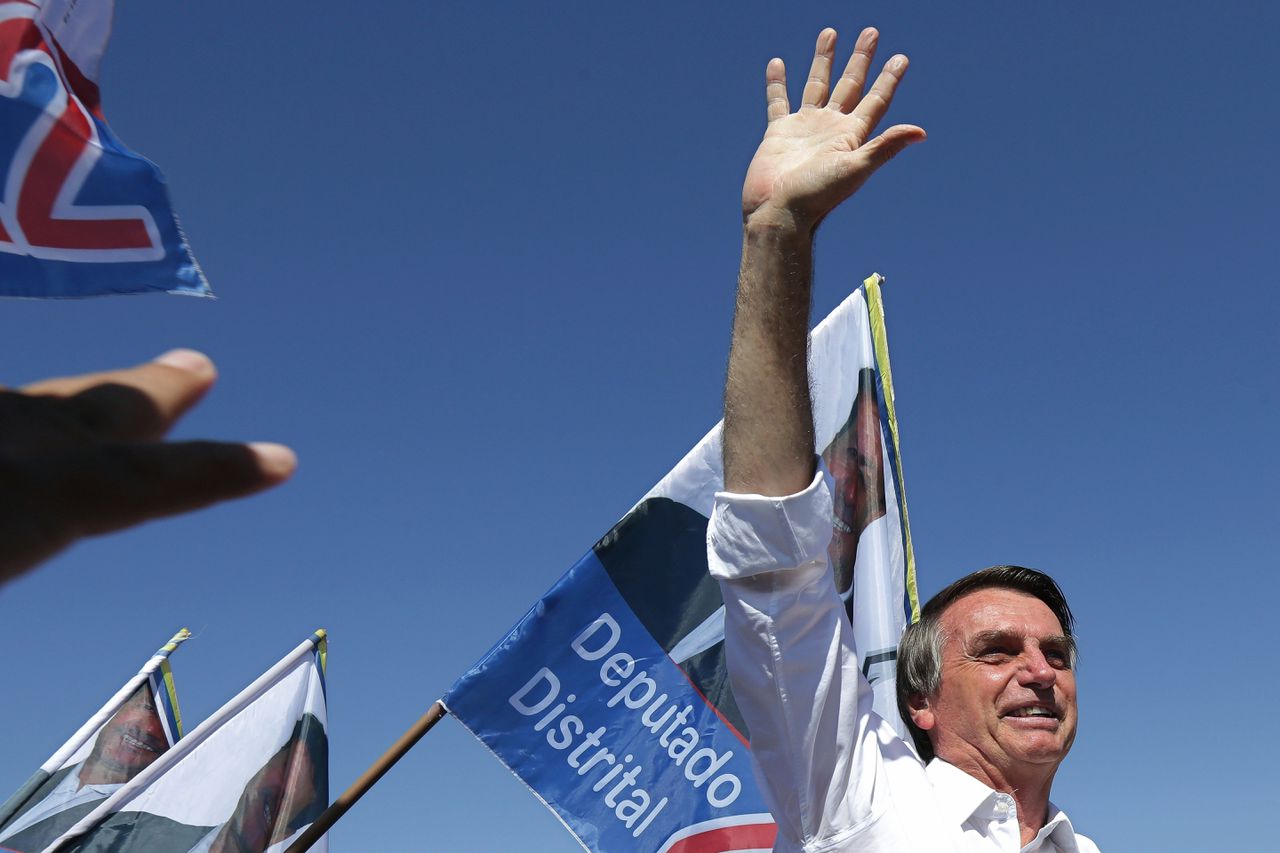 Presidentskandidaat Bolsonaro groet zijn aanhangers bij een campagnebijeenkomst.