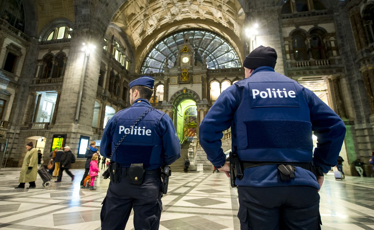 Politieagenten bewaken Station Antwerpen-Centraal.