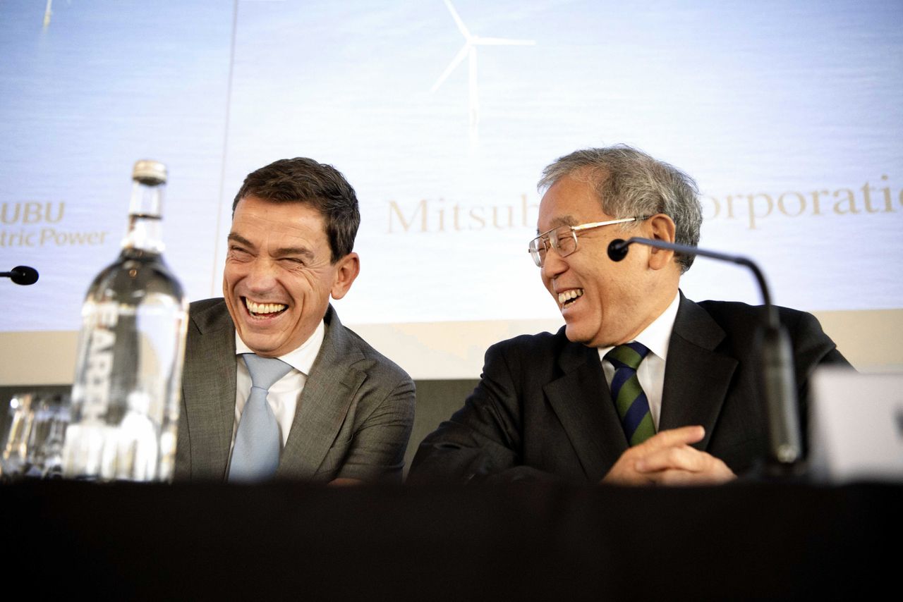 Bestuursvoorzitter Ruud Sondag van Eneco en Hiroshi Sakuma van Mitsubishi maandag tijdens een persconferentie. Sondag ziet volop redenen om tevreden te zijn met de nieuwe eigenaars.