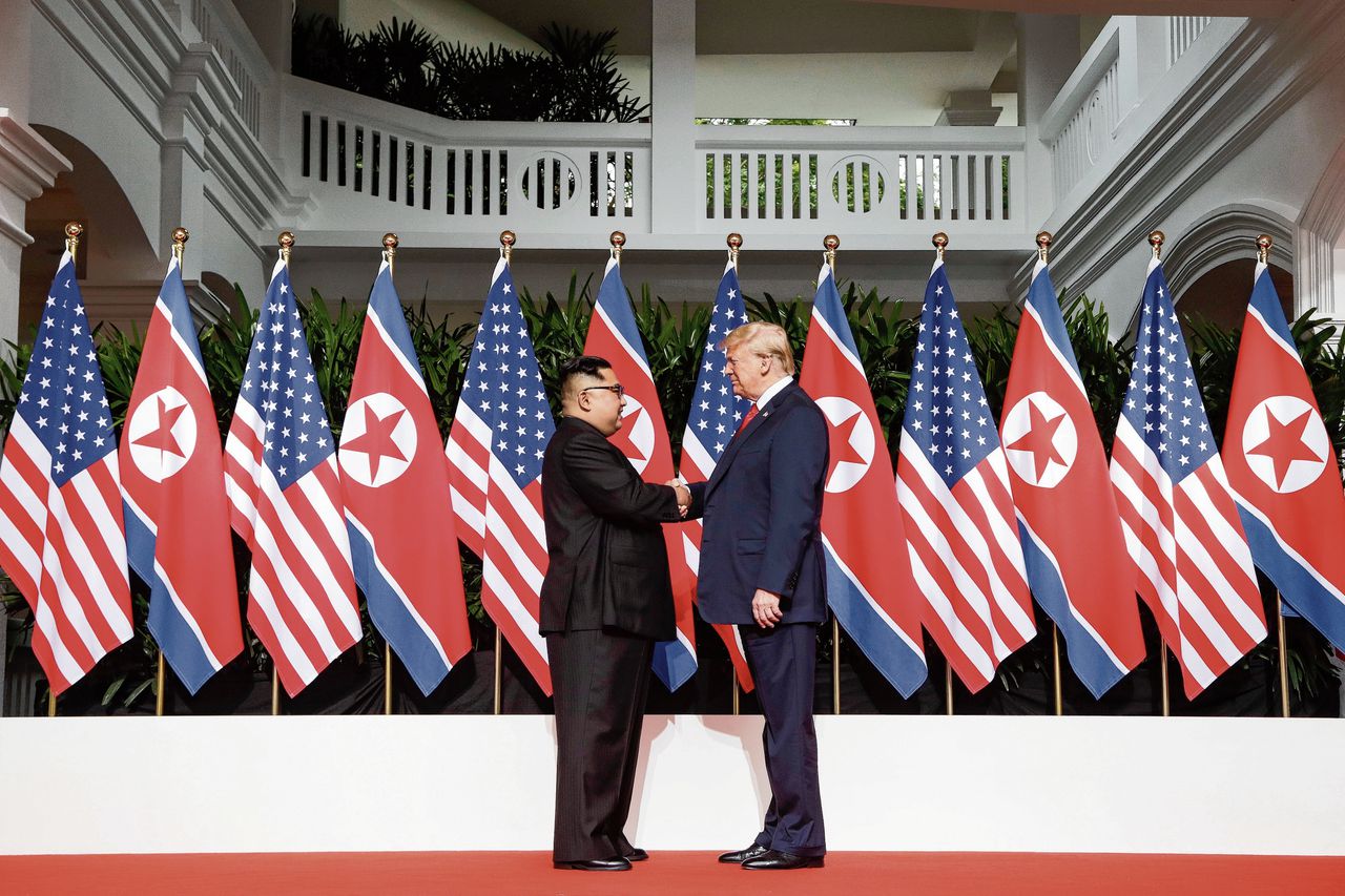 President Donald Trump schudt de hand van de Noord-Koreaanse leider Kim Jong-un, dinsdag, in Singapore.