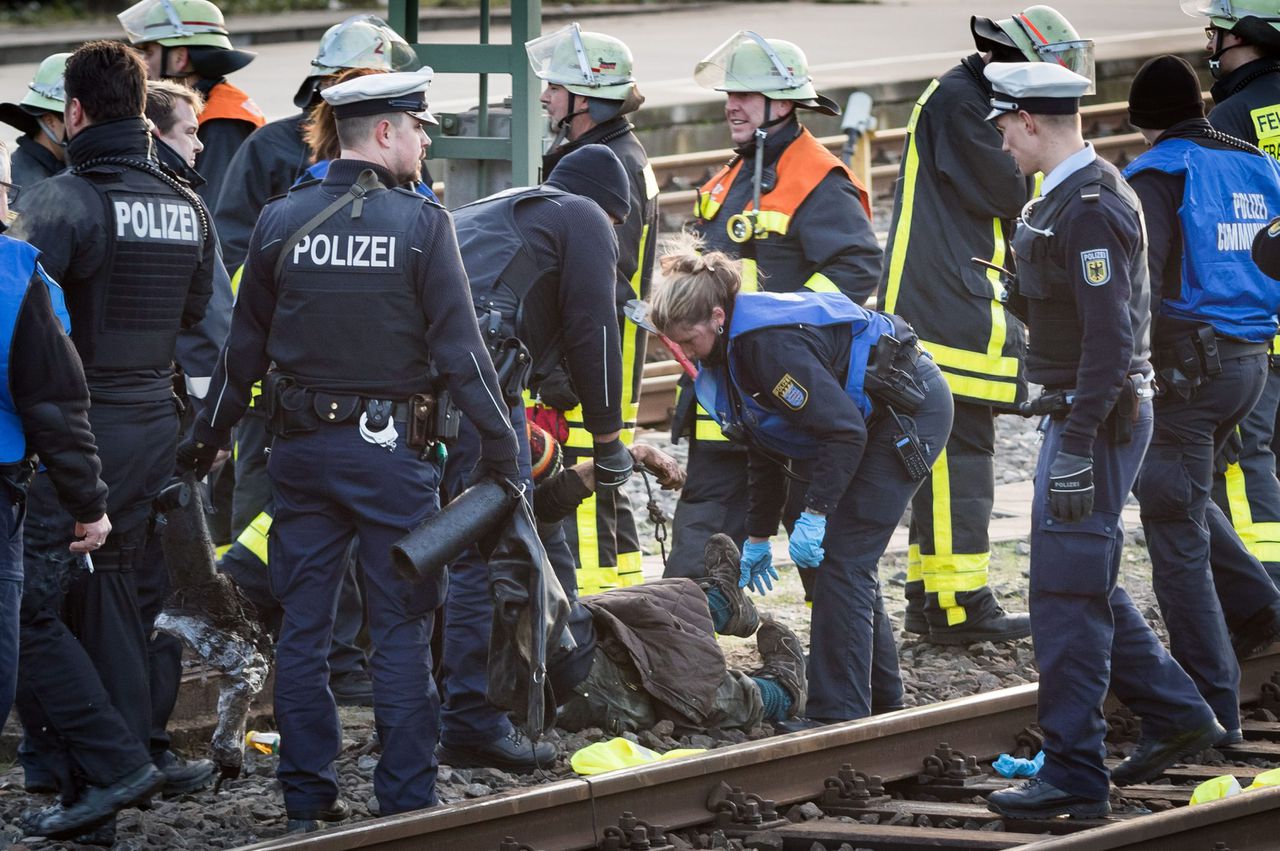 De Duitse politie verwijdert de activisten van het spoor.