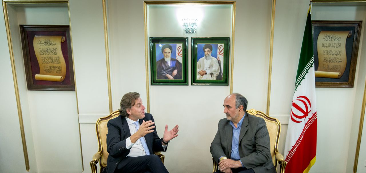 Minister van Buitenlandse Zaken Bert Koenders praat met een vertegenwoordiger van de Iraanse regering na aankomst op de luchthaven van Teheran.