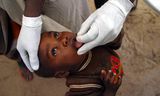 Tegen het poliovirus bestaat al sinds 1956 een oraal vaccin. Het kind op krijgt het vaccin toegediend in een  vluchtelingenkamp in Tsjaad.